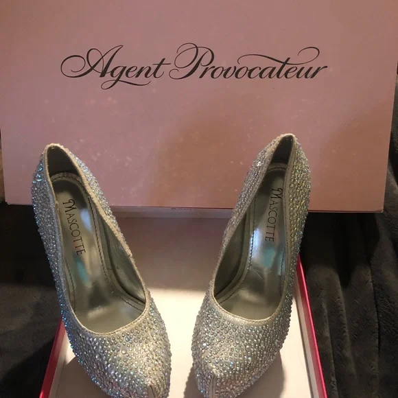 PROM SHOES!!! Beautiful daffodil Red bottoms, Size 6! - Picture 11 of 14